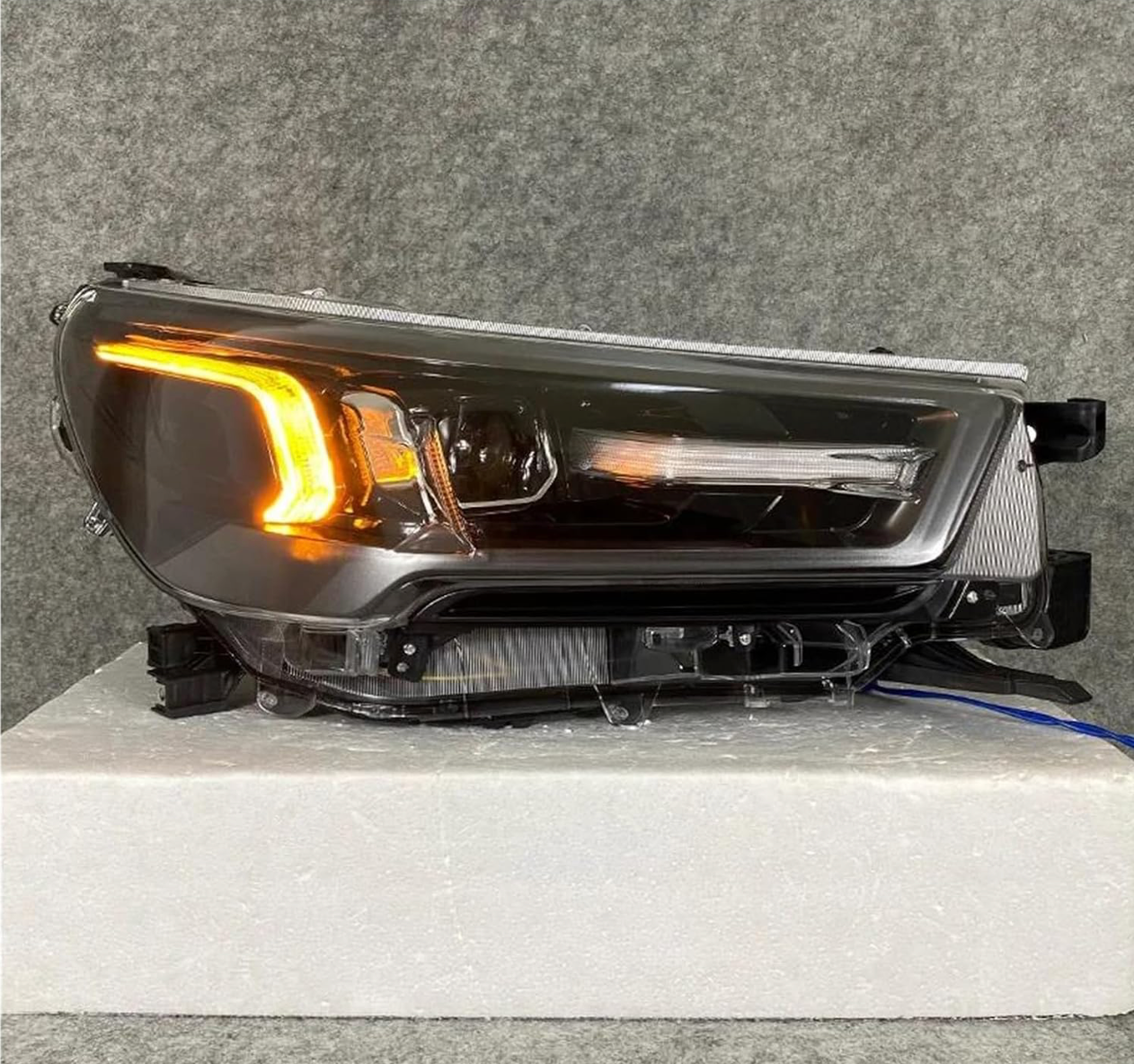 FAROS DELANTEROS DE HILUX REVO 2021 +